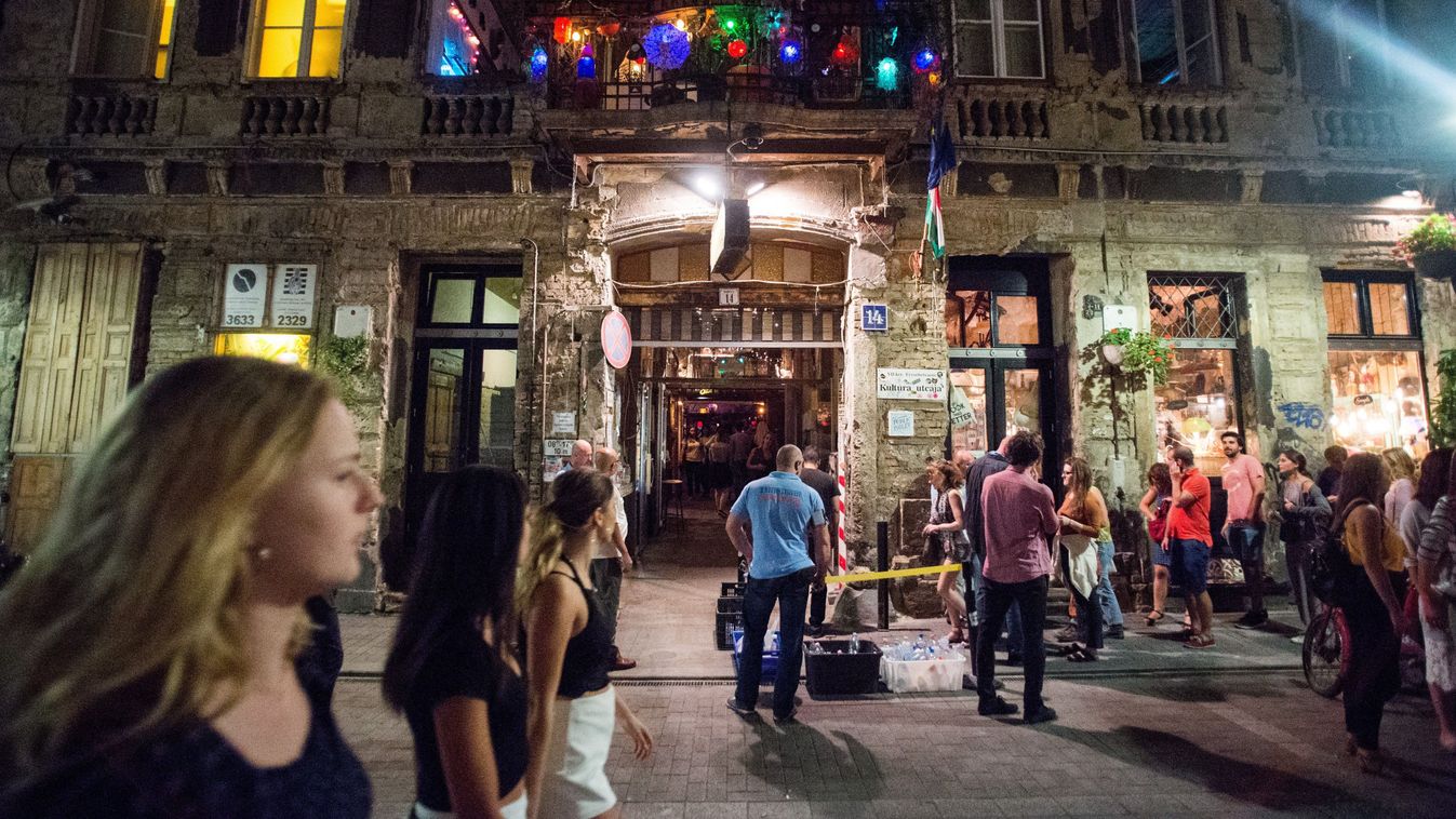 Budapest, 2017. augusztus 30.
A Szimpla romkocsma Budapest bulinegyedként ismert részén a Kazinczy utcában 2017. augusztus 29-én. A környéken lakók a hajnal négy óráig nyitva tartó vendéglátóhelyeken hangoskodók miatt panaszkodnak és várnak megoldást az ö