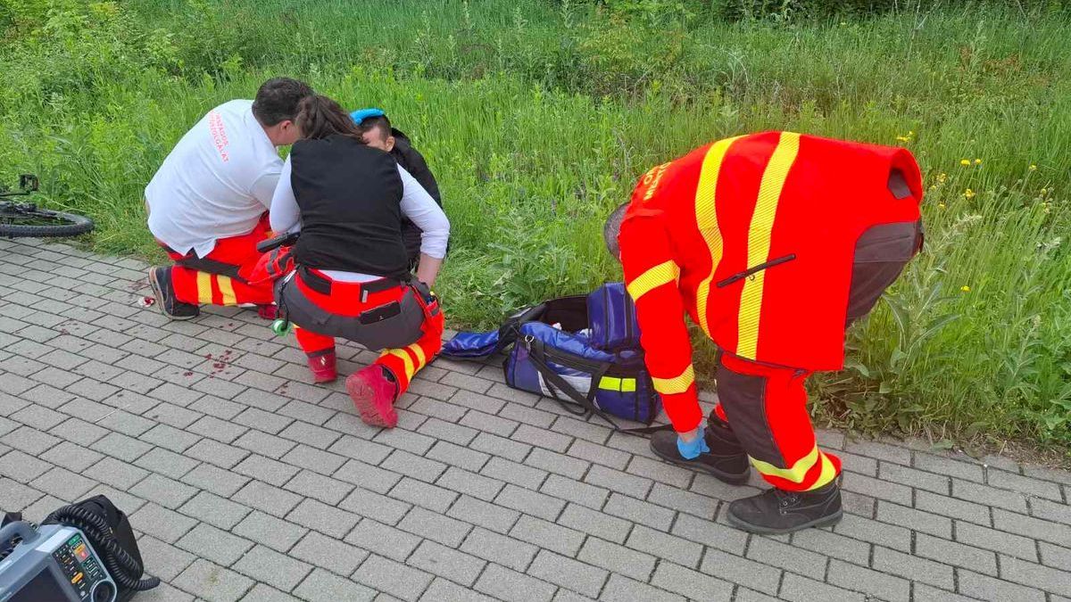 Két percen múlt, hogy elgázoljon egy férfit a vonat, három kamasz mentette meg