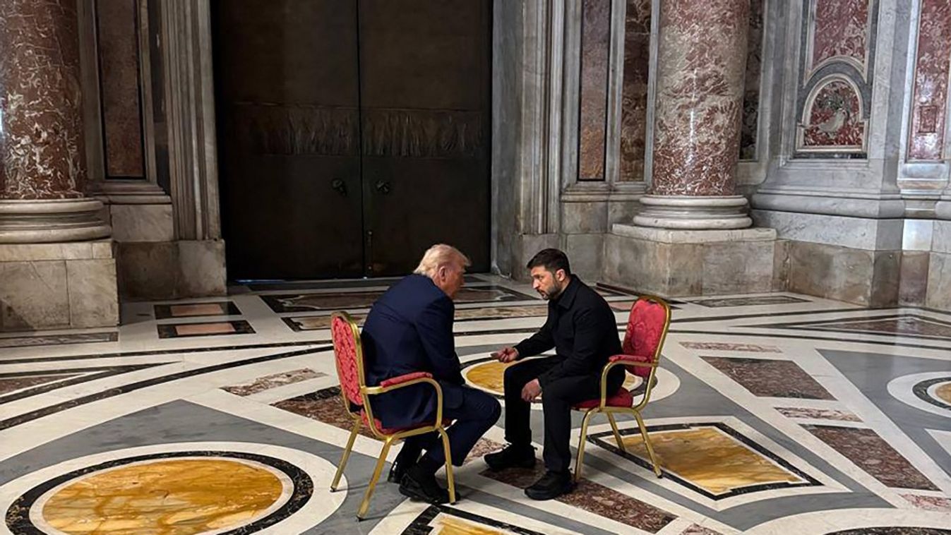 Volodimir Zelenszkij ukrán elnök (J) találkozik Donald Trump amerikai elnökkel (B) Ferenc pápa temetésének alkalmából a vatikáni Szent Péter-bazilikában (Fotó: AFP)