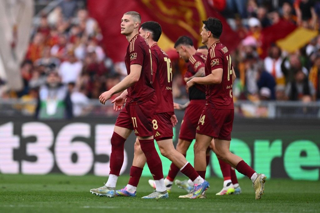 Artem Dovbyk of A.S. Roma celebrates after scoring the 1-0 goal during the match on the 35th day of the Serie A Championship between A.S. Roma and A.C.F. Fiorentina at the Olympic Stadium in Rome, Italy, on May 5, 2025. (Photo by Domenico Cippitelli/NurPhoto) (Photo by Domenico Cippitelli / NurPhoto / NurPhoto via AFP)