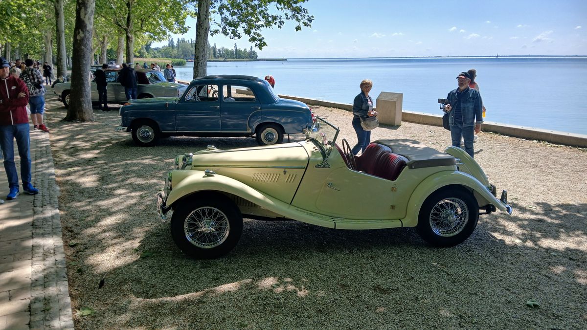 Csodaszép veteránok a Tagore-sétányon – Balatonfüred Concours d’Elegance 2025