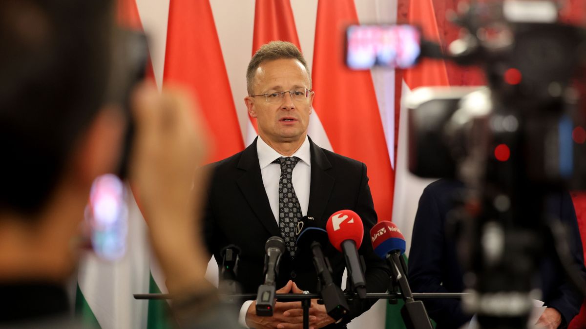 Szijjártó Péter szerint nem szűnik meg a független sajtó + videó