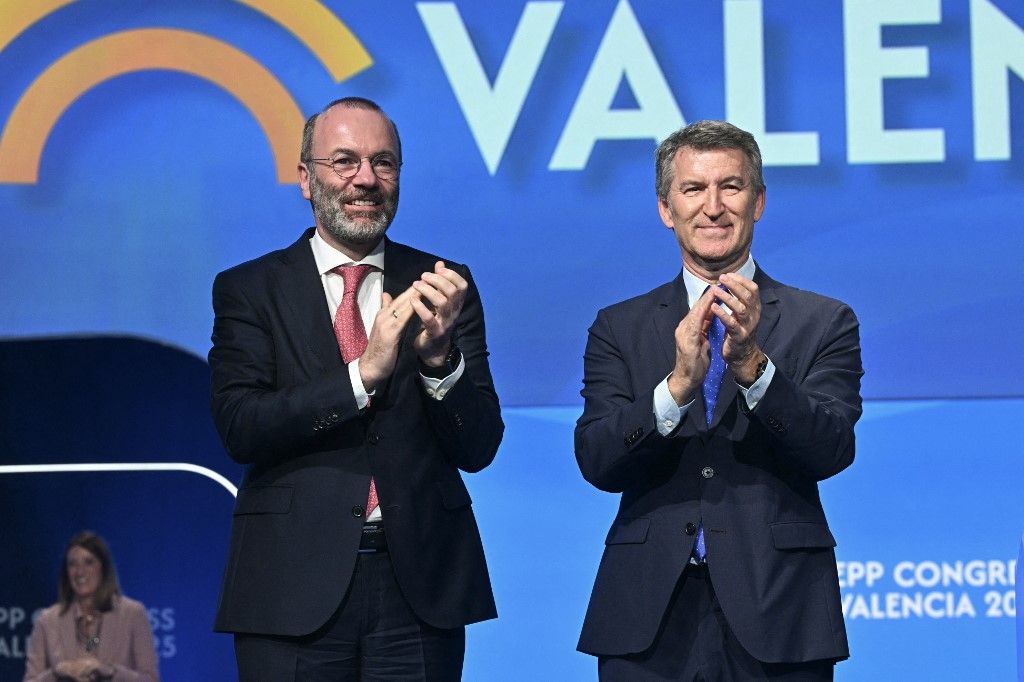 Alberto Nunez Feijoo, a spanyol ellenzéki Néppárt (PP) vezetője (J) és Manfred Weber, az Európai Néppárt (EPP) elnöke tapsol a színpadon az Európai Néppárt (EPP) kongresszusán Valenciában 2025. április 30-án (Fotó: AFP)