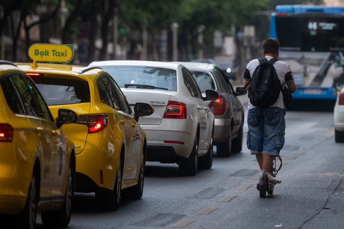 Budapest, 2024. július 17.
Elektromos rollerrel közlekedik egy férfi Budapesten, az Erzsébet körúton 2024. július 17-én. Július 16-tól számos mikromobilitási járműre, így az elektromos rollerekre is kell kötelező gépjármű-felelősségbiztosítást (kgfb) kötni.
MTI/Balogh Zoltán