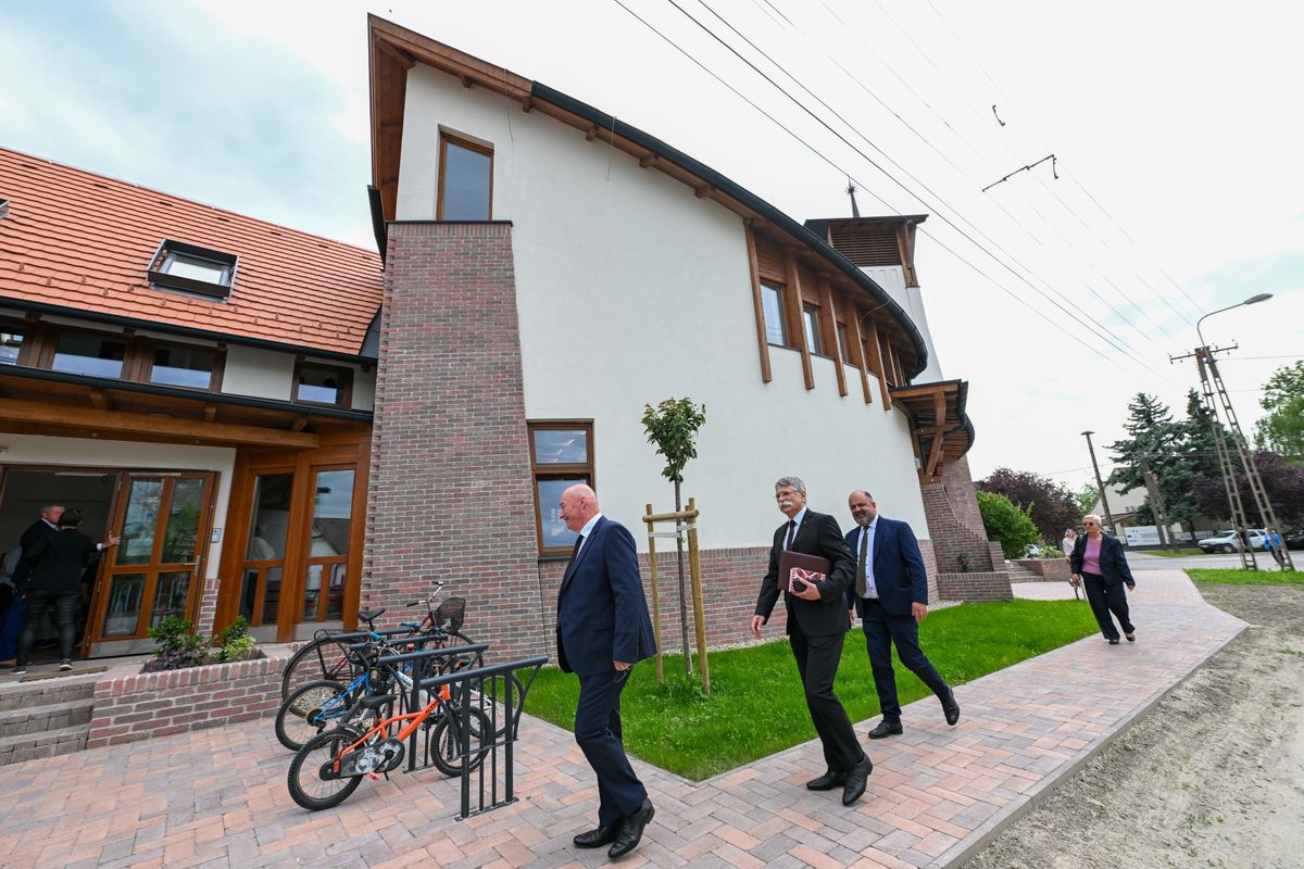 Kövér László, az Országgyűlés elnöke (k) Borbély Péter polgármester (b) és Bóna Zoltán fideszes képviselő (j) társaságában érkezik a szigetszentmártoni új református templom és gyülekezeti ház felszentelési ünnepségére 2025. május 4-én (Fotó:MTI/Illyés TiboR)