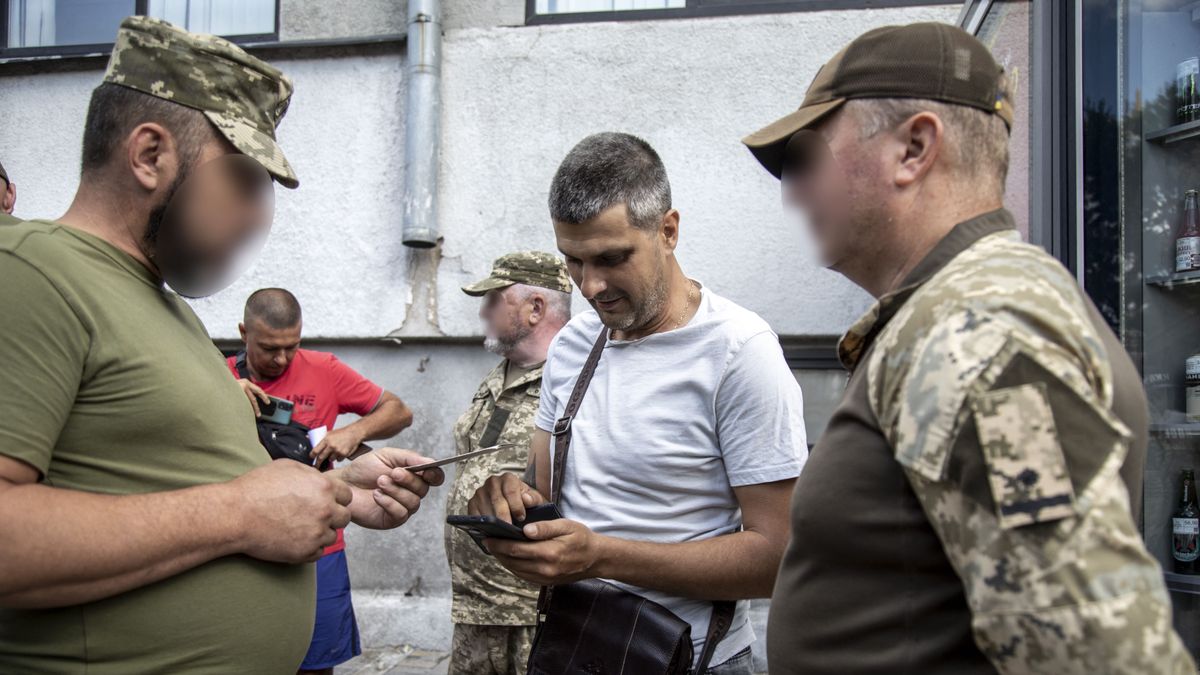 Ide menekül Ukrajna férfi lakossága a sorozás elől