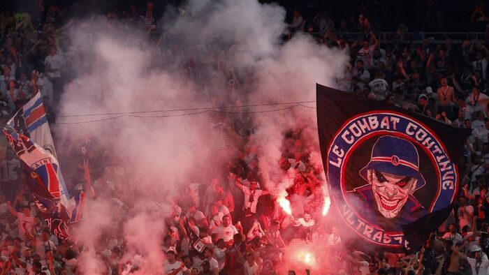 Bajnokok Ligája, BL, döntő, 2025, PSG, Inter, München, PSG fans light flares after their team scored the opening goal during the UEFA Champions League final football match between Paris Saint-Germain (PSG) and Inter Milan in Munich, southern Germany, on M