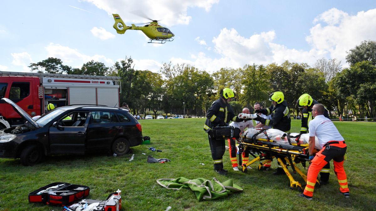 Budapest, 2023. szeptember 2.
Tömegbaleset mentési bemutatója mentőhelikopterrel az Országos Mentőszolgálat mentőnapján a budapesti Városligetben 2023. szeptember 2-án.
MTI/Lakatos Péter
