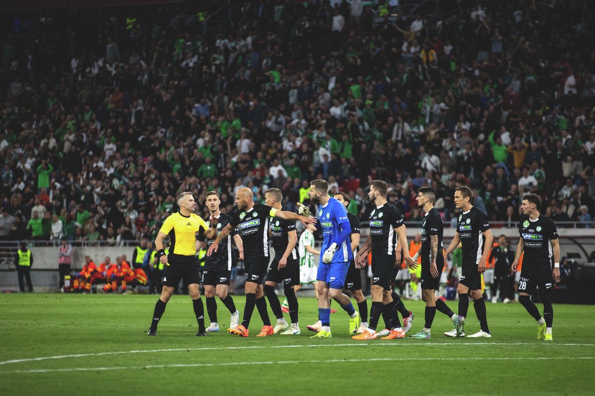 A pályán és a VAR-kocsiban is volt dolga a játékvezetőnek a Paksi FC és az FTC szerdai kupadöntőjén, Erdős József