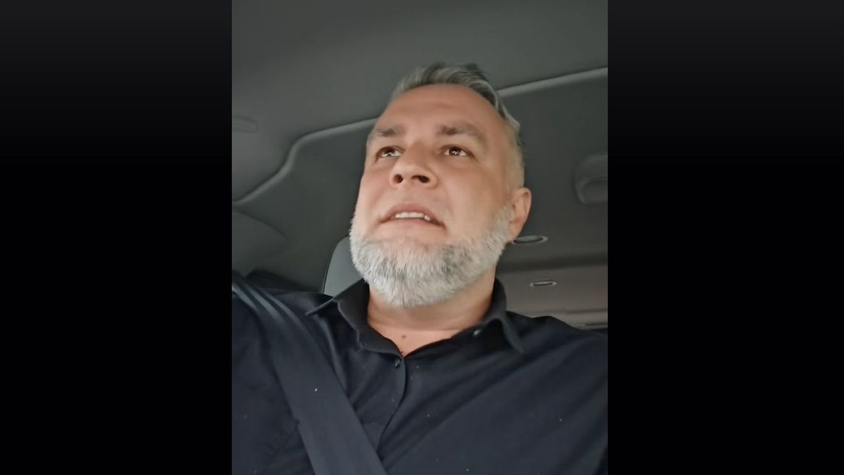 Vályi Istvánnak korpásodik a haja