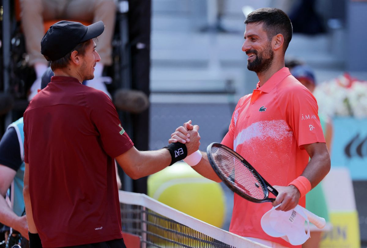 Novak Djokovics Matteo Arnaldinak gratulál, a szerb salakon még egy meccset sem nyert idén, május 25-én már kezdődik a Roland Garros