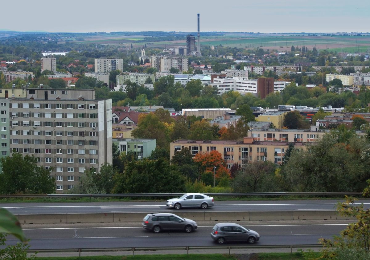 Tatabánya, 2017. október 8.
Személyautók haladnak az M1-es autópálya városon átvezető szakaszán, sok lakásos lakóépületek tömbjei közelében.
MTVA/Bizományosi: Jászai Csaba
***************************
Kedves Felhasználó!
Ez a fotó nem a Duna Médiaszolgáltató Zrt./MTI által készített és kiadott fényképfelvétel, így harmadik személy által támasztott bárminemű – különösen szerzői jogi, szomszédos jogi és személyiségi jogi – igényért a fotó készítője közvetlenül maga áll helyt, az MTVA felelőssége e körben kizárt.