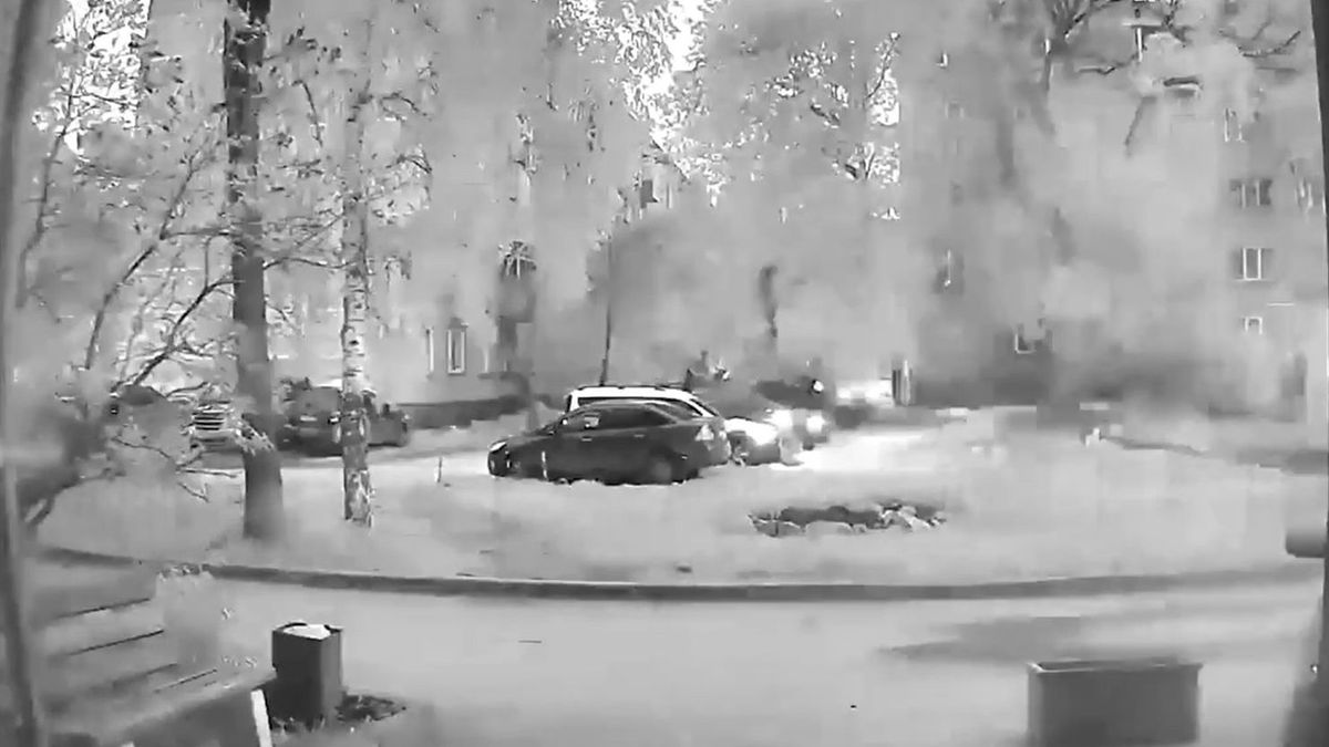 Videón, ahogy menet közben felrobban egy autó minden előzmény nélkül