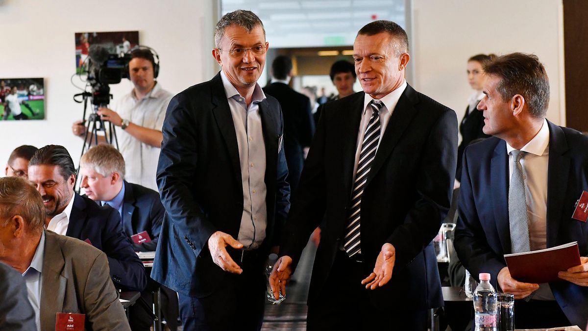 Garancsi István (balra), mellette Kecskés László, az MLSZ felügyelő bizottságának elnöke a szövetség közgyűlésén, 2017 májusában