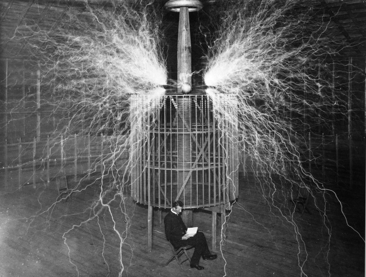 portrait de Nikola Tesla (1857-1943) dans son laboratoiore. Ingénieur électricien et physicien croate (empire d'Autriche-. Hongrie) naturalisé américain.
©MP/Leemage