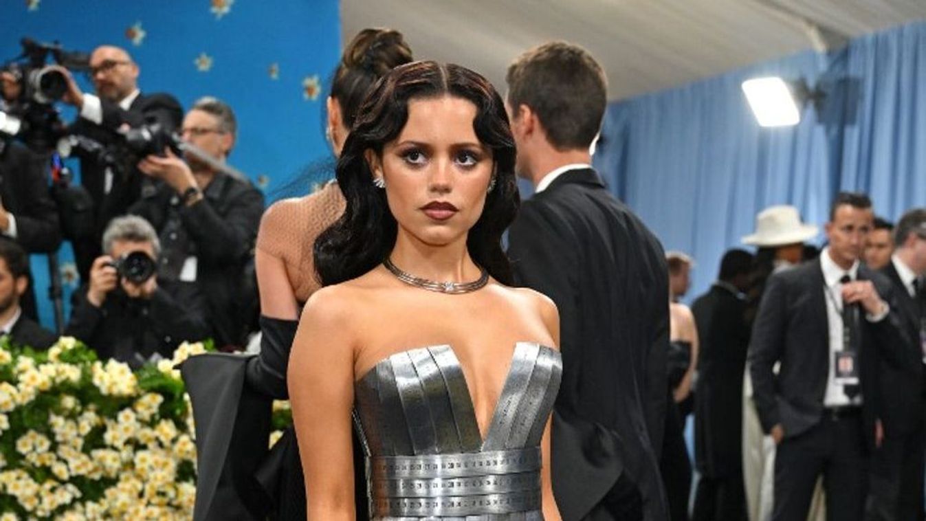 Jenna Ortega egy ezüstszínű bádogruhában jelent meg az idei Met-gálán.