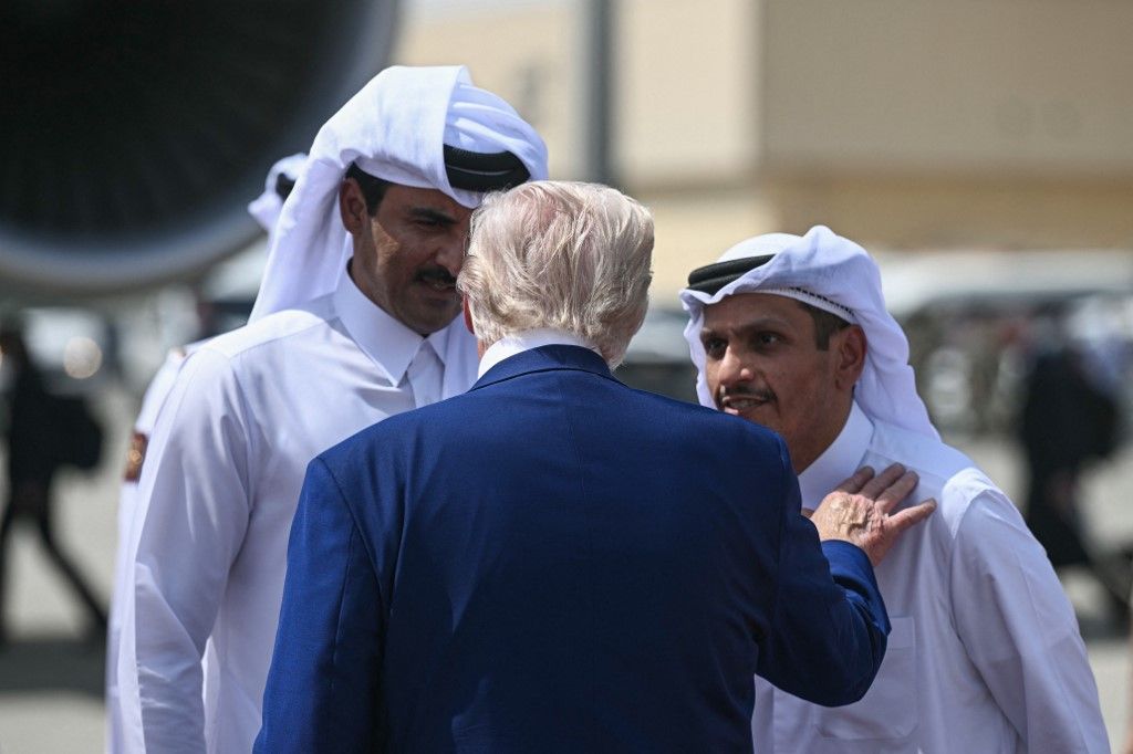 Katar emírje, Tamim bin Hamad al-Thani sejk (balra) és Mohammed bin Abdulrahman Al-Thani sejk miniszterelnök és külügyminiszter beszélget Donald Trump amerikai elnökkel a regionális körútja katari szakaszának végén