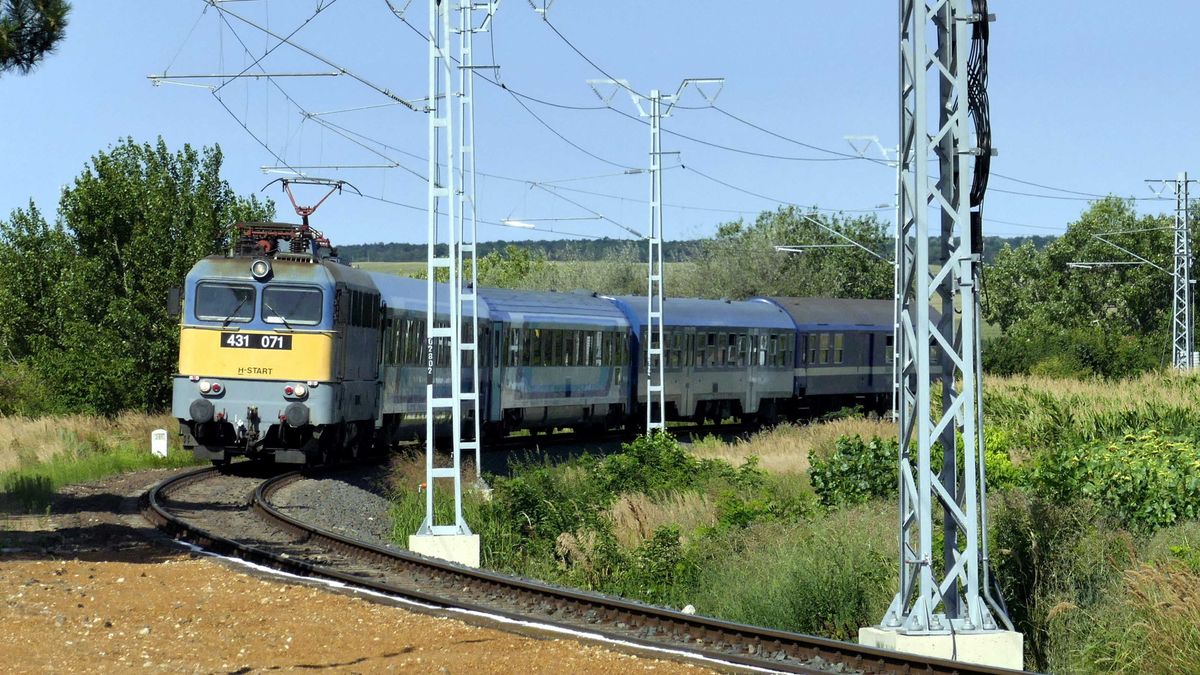 Halálos vonatgázolás Szolnoknál, több mint 160 embernek kellett átszállni a mentesítő járatra