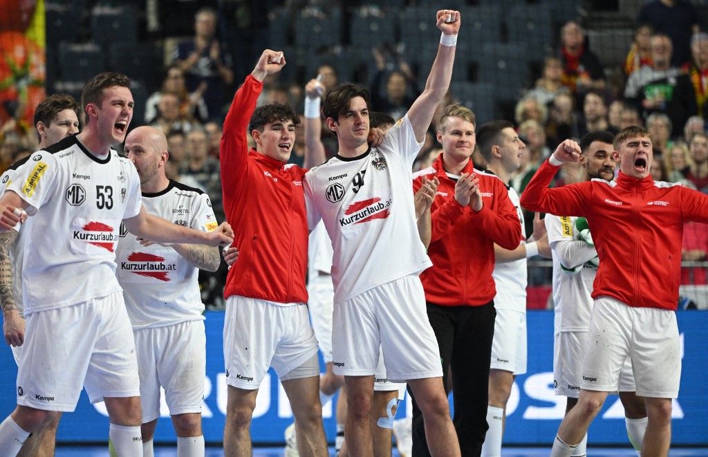 Austria's players celebrate after the Men's EURO 2024 EHF Handball European Championship main round match between Hungary and Austria in Cologne, western Germany on January 18, 2024. (Photo by INA FASSBENDER / AFP)