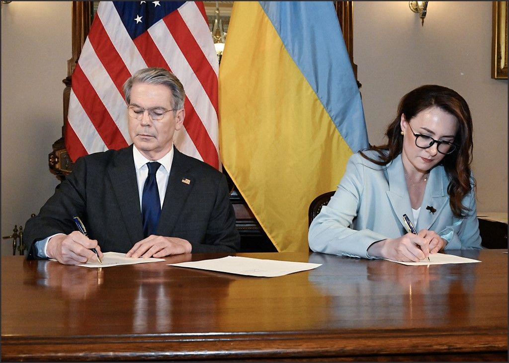 Scott Bessent amerikai pénzügyminiszter és Julija Szviridenko ukrán első miniszterelnök-helyettes aláírják az ásványkincsekről szóló megállapodást a washingtoni Pénzügyminisztériumban (Fotó: AFP)