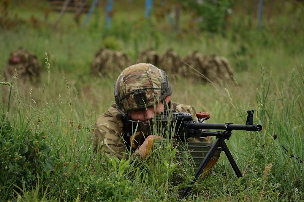 Magyar területvédelmi tartalékos egy PKM-golyószórót tart tüzelésre készen a Valiant Panther 2025 magyar–amerikai közös tartalékos kiképzésen (Forrás: Facebook)