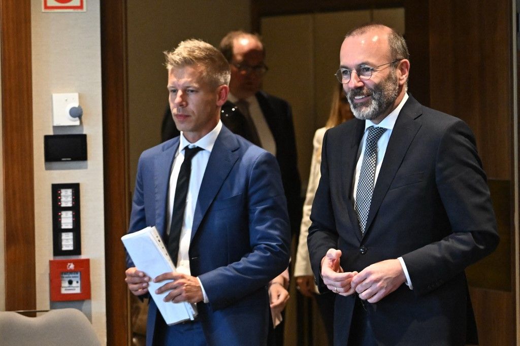 Magyar Péter, a Tisza párt elnöke és Manfred Weber, az Európai Néppárt (EPP) elnöke (Fotó: AFP)