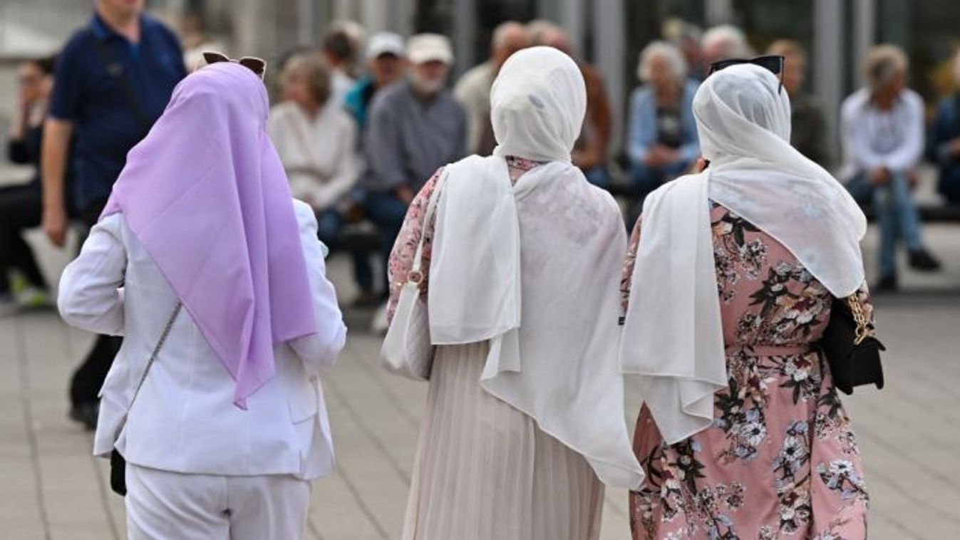 Three Muslim women wearing headscarves are walking in downtown Cottbus (Photo: AFP, Patrick Pleul)