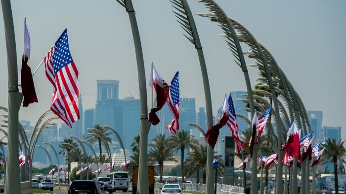 Amerikai és katari zászlók lobognak a dohai corniche-en Donald Trump amerikai elnök érkezése előtt a katari Dohában 2025. május 13-án.