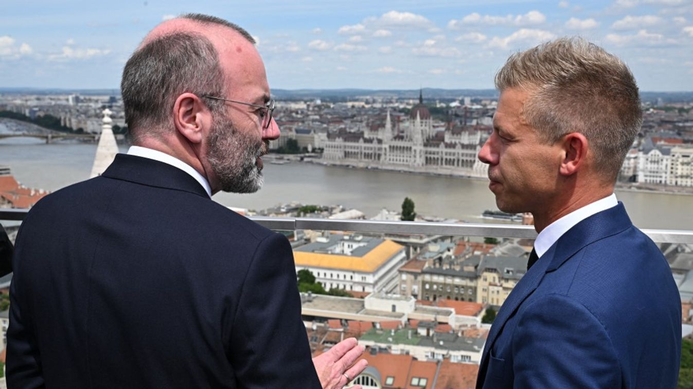 Manfred Weber, az Európai Néppárt (EPP) elnöke (balra) és Magyar Péter, a Tisza Párt elnöke (Fotó: AFP)
