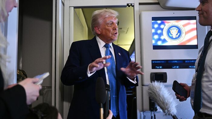 Donald Trump amerikai elnök beszél az őt kísérő média képviselőivel az Airforce One fedélzetén, miután elhagyta Abu-Dzabit közel-keleti körútja végén, 2025. május 16-án. 