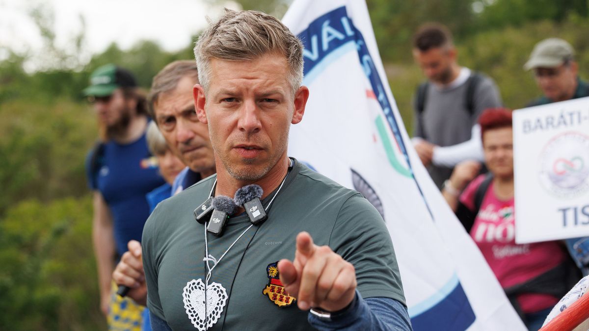 20250520 Ecsegfalva Magyar Péter, a Tisza Párt elnöke az Egymillió lépés a békéért és a nemzeti összefogásért elnevezésű országjáráson. A menet során mintegy 300 kilométert tesznek meg Nagyváradig, ami az országjárás célállomása lesz.Fotó: Hatlaczki Balázs HB MWA képen: Magyar Péter gyaloglása Ecsegfalva közelében Ukrajna