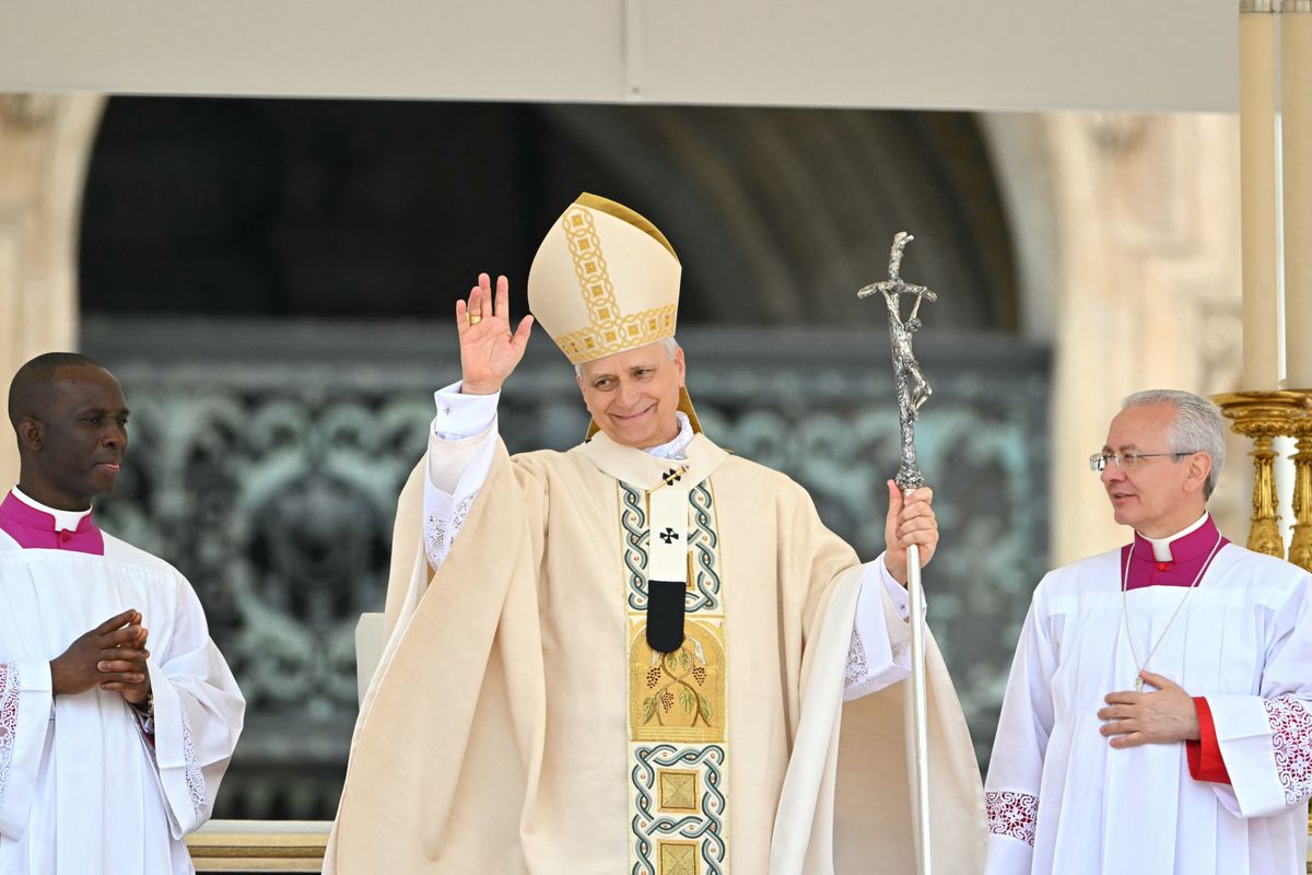 XIV. Leó pápa megáldotta a tömeget