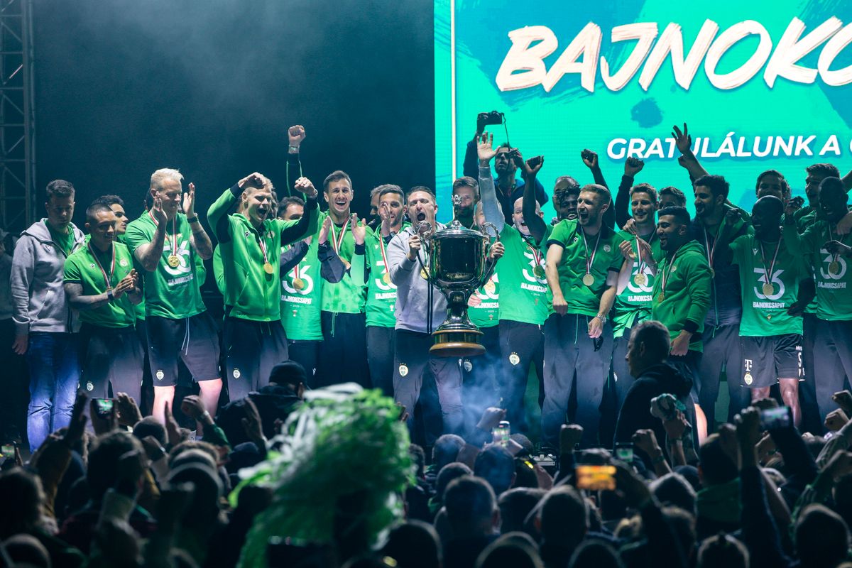Robbie Keane, a Fradi edzője a bajnoki kupával a Groupama Aréna előtt
