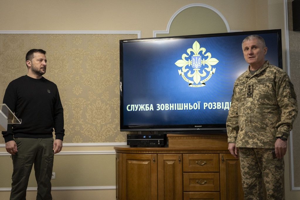 KYIV, UKRAINE - MARCH 28: (----EDITORIAL USE ONLY – MANDATORY CREDIT - 'UKRAINIAN PRESIDENCY PRESS SERVICE/ HANDOUT' - NO MARKETING NO ADVERTISING CAMPAIGNS - DISTRIBUTED AS A SERVICE TO CLIENTS---- Ukrainian President Volodymyr Zelenskyy (L) introduces newly appointed head of Foreign Intelligence Service of Ukraine Oleg Ivashchenko (R) in Kyiv, Ukraine on March 28, 2024. Ukrainian Presidency/Handout / Anadolu (Photo by Ukrainian Presidency/Handout / ANADOLU / Anadolu via AFP)