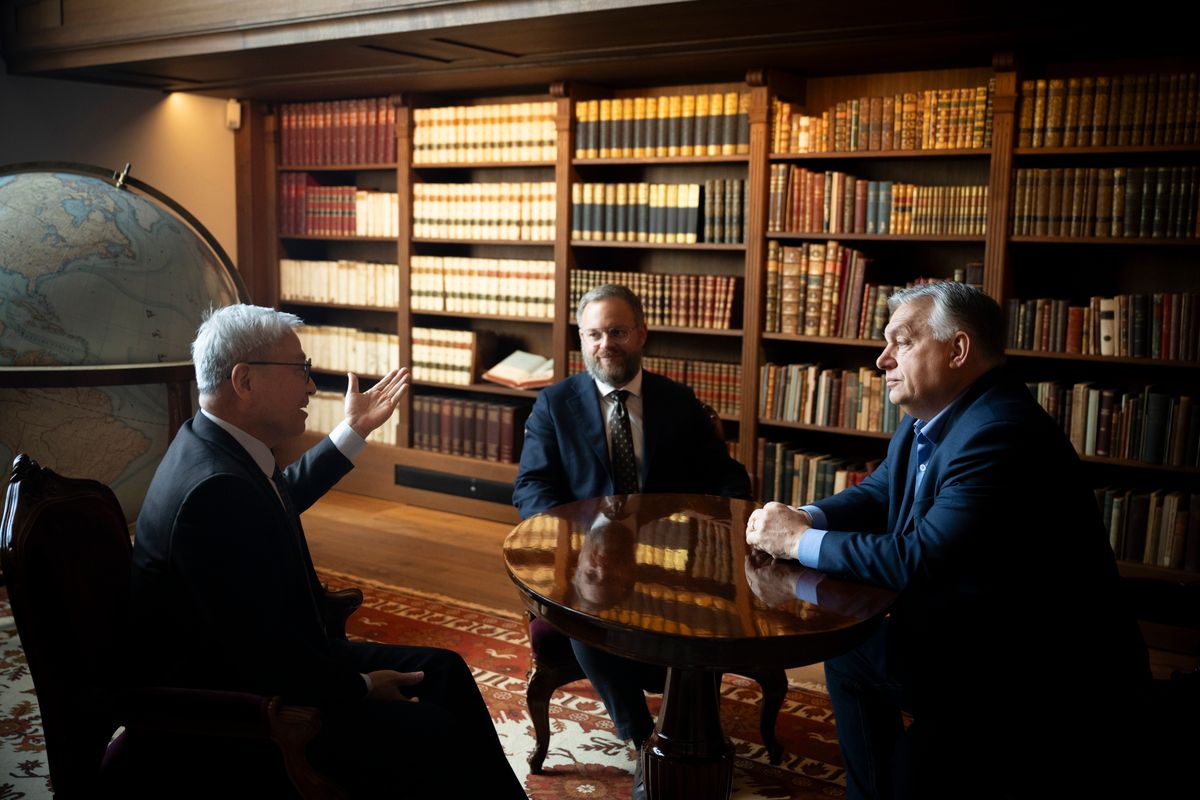 Orbán Viktor a Karmelita kolostorban tárgyalt Jen Hszüe-tung kínai sztárprofesszorral az orosz–ukrán háború lezárását célzó békekezdeményezésekről.