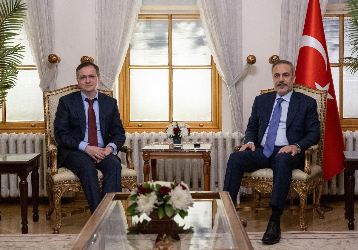 Vlagyimir Megyinszkij az orosz delegáció vezetője Isztambulban a török külügyminiszterrel tárgyalt