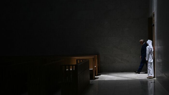 Donald Trump amerikai elnök meglátogat egy zsinagógát Abu-Dzabiban 2025. május 16-án. 