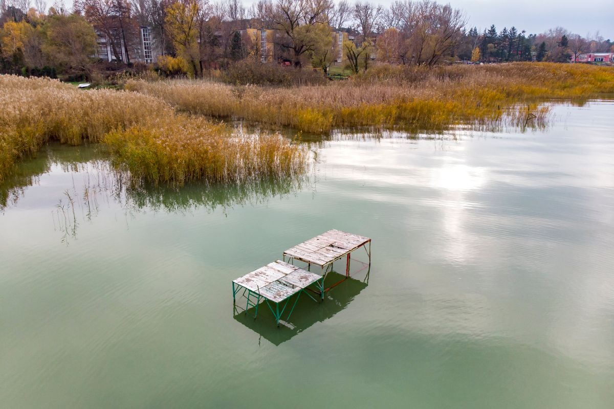 Balatonfenyves, 2019. november 22.
Stégek Balatonfenyves közelében 2019. november 22-én. A jogszabály szerint a stégek október 31-ig maradhatnak a vízben, mert később balesetveszélyesek lehetnek, ha befagy a Balaton.
MTI/Varga György