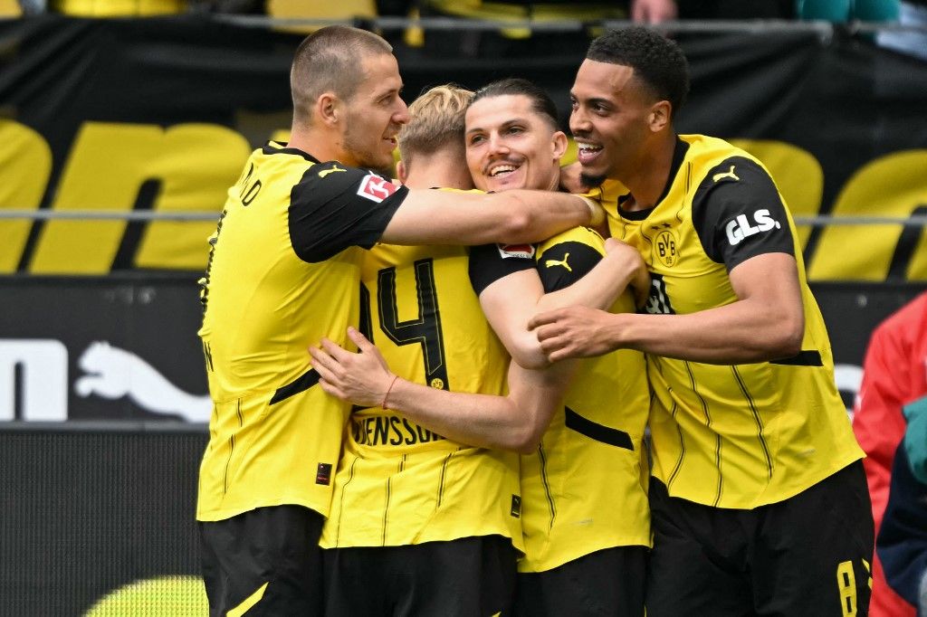 Borussia Dortmund, Bundesliga, Dortmund's Austrian midfielder #20 Marcel Sabitzer (2R) celebrates scoring his team's second goal with Dortmund's German midfielder #08 Felix Nmecha (R) and Dortmund's Swedish defender #24 Daniel Svensson (2L) during the German first division Bundesliga football match between Borussia Dortmund and Holstein Kiel in Dortmund, western Germany, on May 17, 2025. (Photo by INA FASSBENDER / AFP) / DFL REGULATIONS PROHIBIT ANY USE OF PHOTOGRAPHS AS IMAGE SEQUENCES AND/OR QUASI-VIDEO