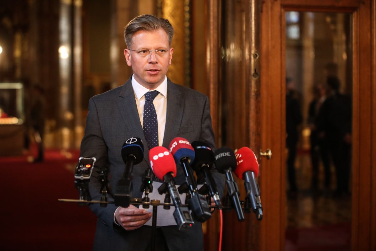Kocsis Máté, a Fidesz frakcióvezetője és Barthel-Rúzsa Zsolt, a Katonai Nemzetbiztonsági Szolgálat (KNBSZ) irányításáért felelős államtitkár közös sajtótájékoztatót tart a Nemzetbiztonsági Bizottság ülését követően