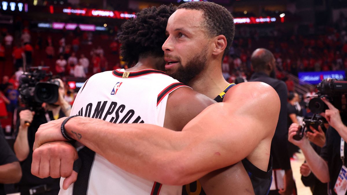 Stephen Curry a Houston Rockets játékosát, Amen Thompsont ölelte meg.