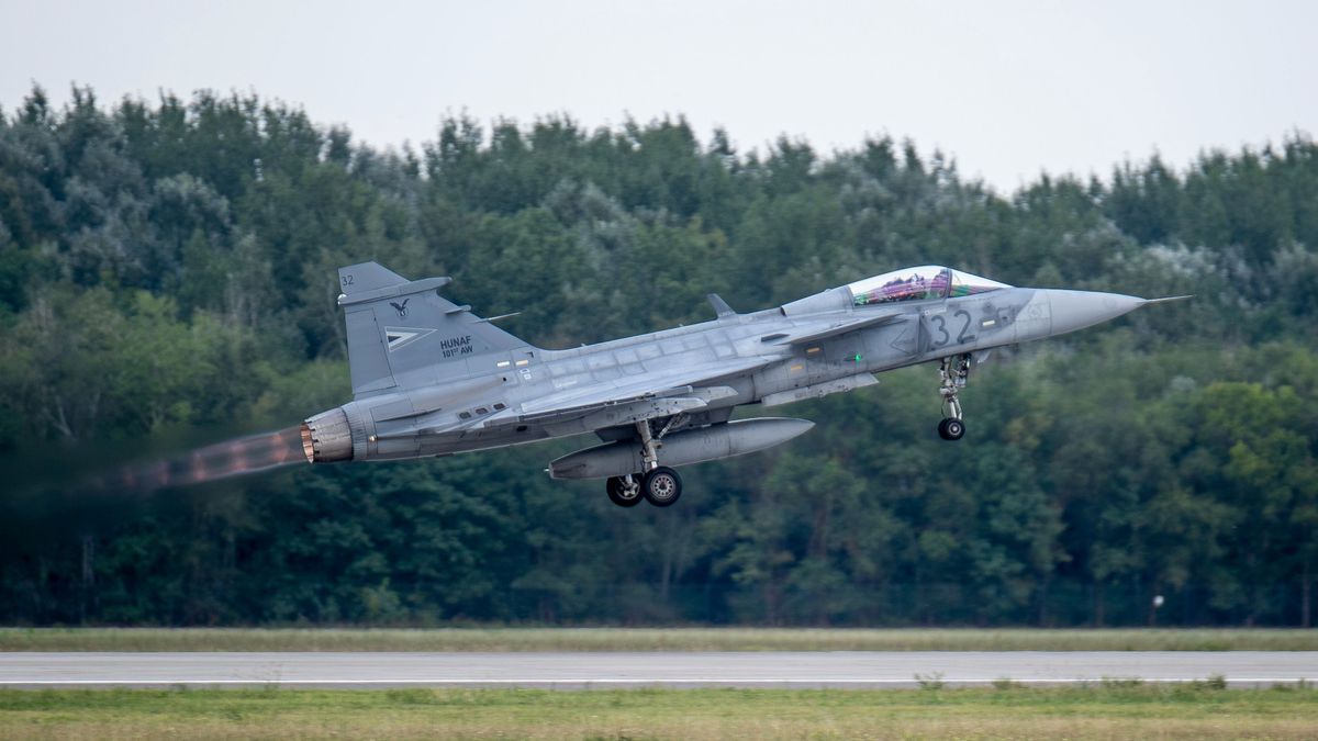 Gyakorlatnak indult, éles bevetés lett a Gripenek felszállásából