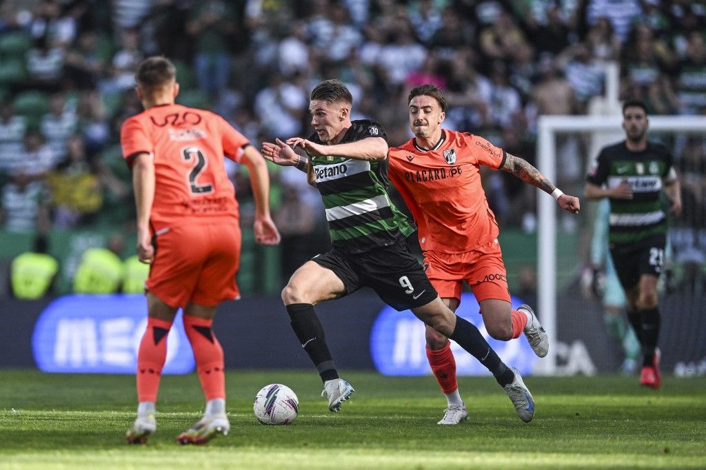 Viktor Gyökeres, Sporting, portugál, Gyökeres Viktor, magyar, svéd Sporting Lisbon's Swedish forward #09 Viktor Gyokeres and Vitoria Guimaraes' Portuguese midfielder #17 Joao Mendes Neto (R) vie for the ball during the Portuguese League football match between Sporting CP and Vitoria Guimaraes SC at Jose Alvalade stadium in Lisbon, on May 17, 2025. (Photo by Patricia DE MELO MOREIRA / AFP)