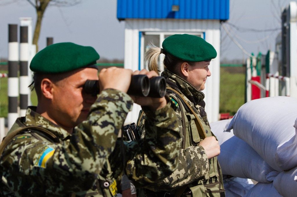 Ukrajna határőrei járőröznek az ukrán-moldovai határon lévő határátkelőhelyen (Fotó: AFP)