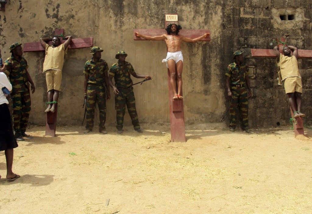 Christian faithful dramatise the persecution of Jesus Christ in the predominantly muslim northern Nigerian city of Kano on April 3, 2010 as part of Holy Easter celebrations. Minority Christians, mostly from southern Nigeria, celebrate the holy season in this commercial city with a procession amidst sectarian tensions over recent ethno-religious violence in central Nigerian Plateau state that has claimed hundreds of lives. AFP PHOTO / Aminu ABUBAKAR (Photo by AMINU ABUBAKAR / AFP)