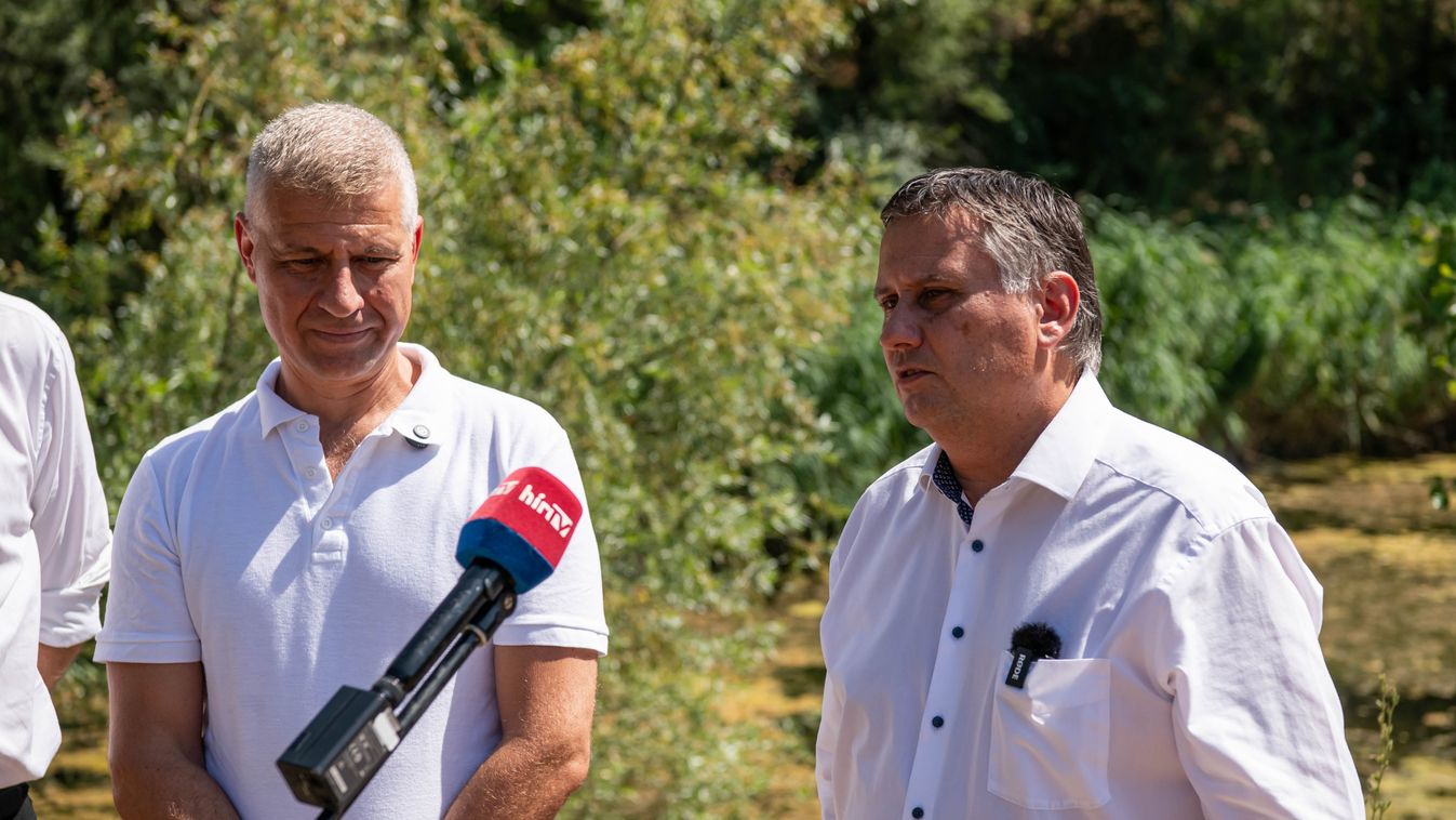Szatmáry Kristóf és Kovács Péter a Csobaj-tónál tartott sajtótájékoztatón