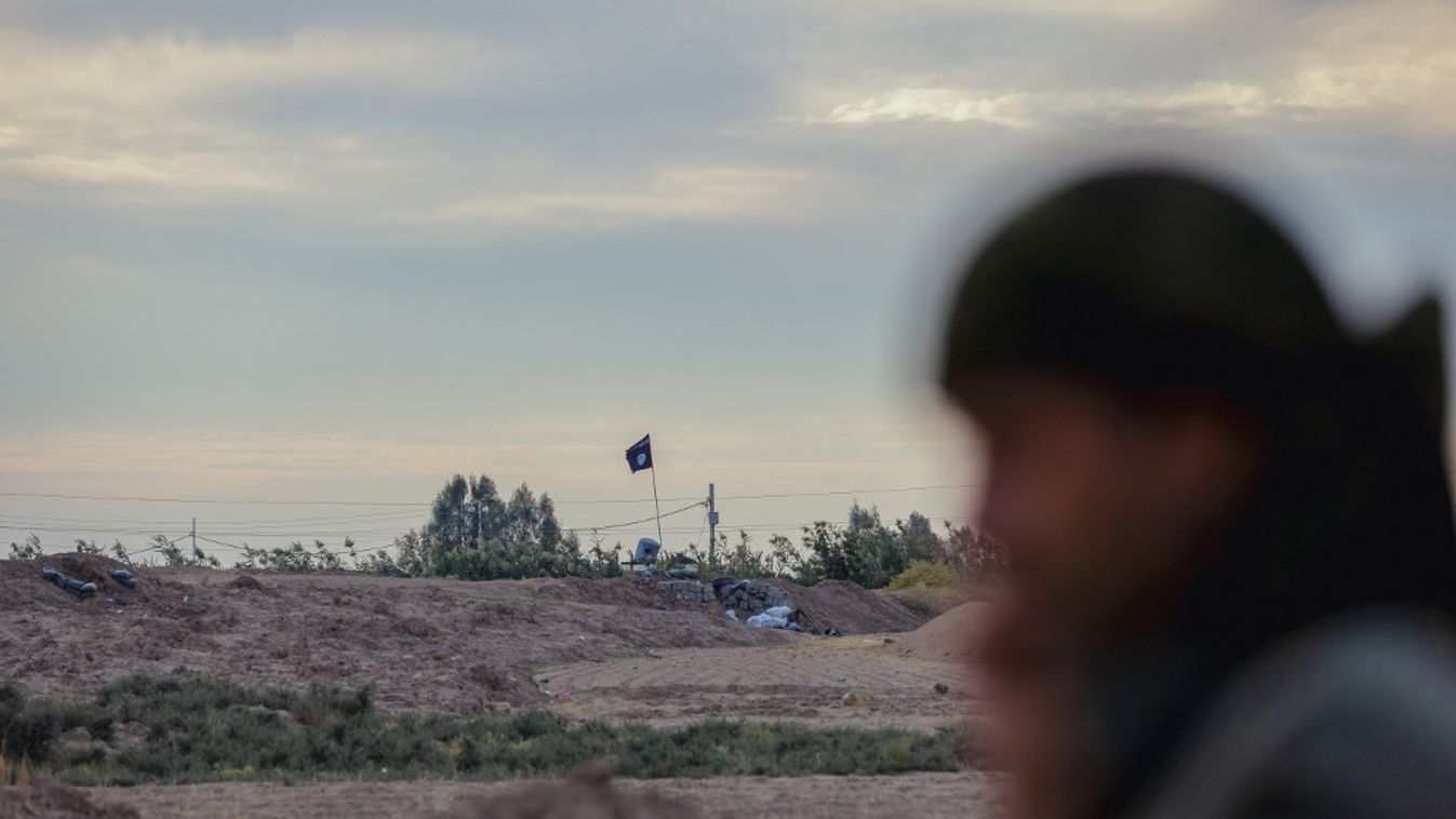 Egy PKK harcos áll az ISIS elleni harc frontvonalában (Fotó: AFP)