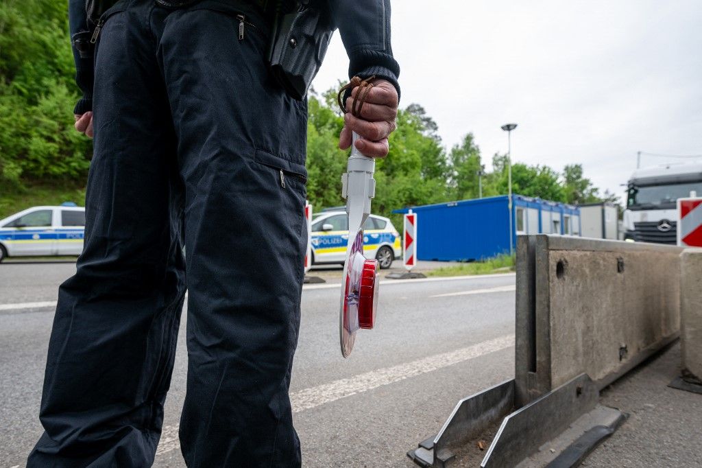 A brit hatóságok ellenőrzik a migránsok útvonalát (Fotó: AFP )