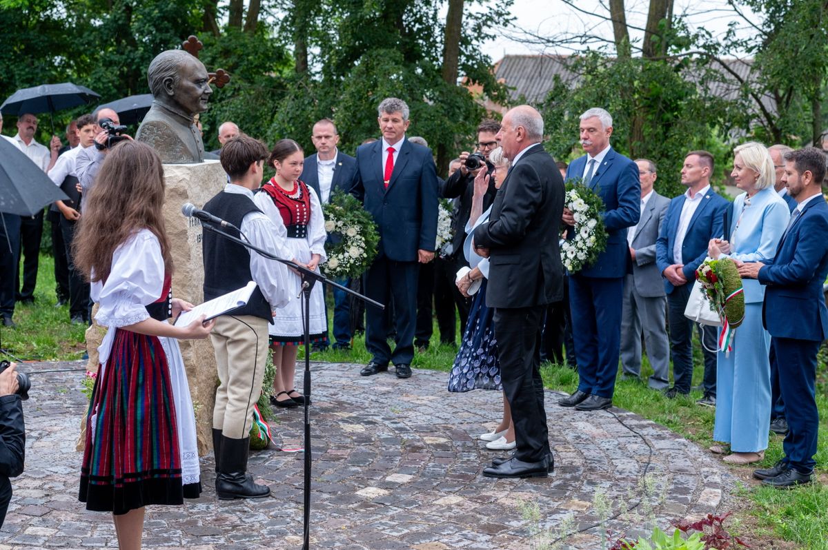 Kézdiszentlélek, 2025. június 9.
Sulyok Tamás köztársasági elnök koszorúz Balázs György néhai plébános újonnan felavatott szobránál a kézdiszentléleki római katolikus erődtemplom udvarán az államfő erdélyi magánlátogatásának negyedik napján, 2025. június 9-én.
MTI/Kiss Gábor
