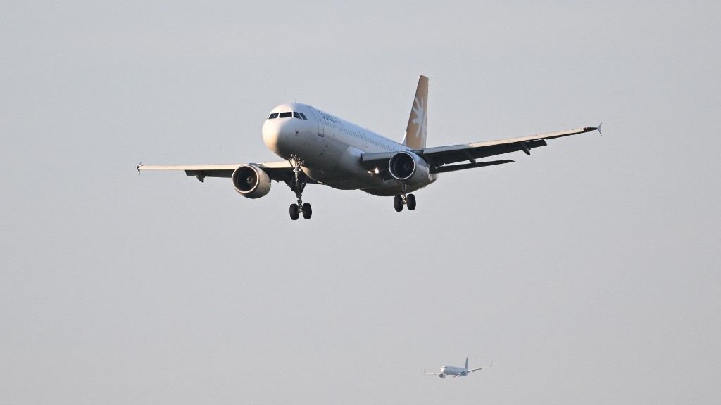 18 June 2025, Hesse, Frankfurt/Main: A Sundair Airbus A320 is approaching Frankfurt Airport. Due to the war with Iran, no planes can currently take off from Israel. The special flight is bringing Germans and family members who were stuck in Israel from the Jordanian capital Amman to Frankfurt. Photo: Arne Dedert/dpa (Photo by ARNE DEDERT / dpa Picture-Alliance via AFP)